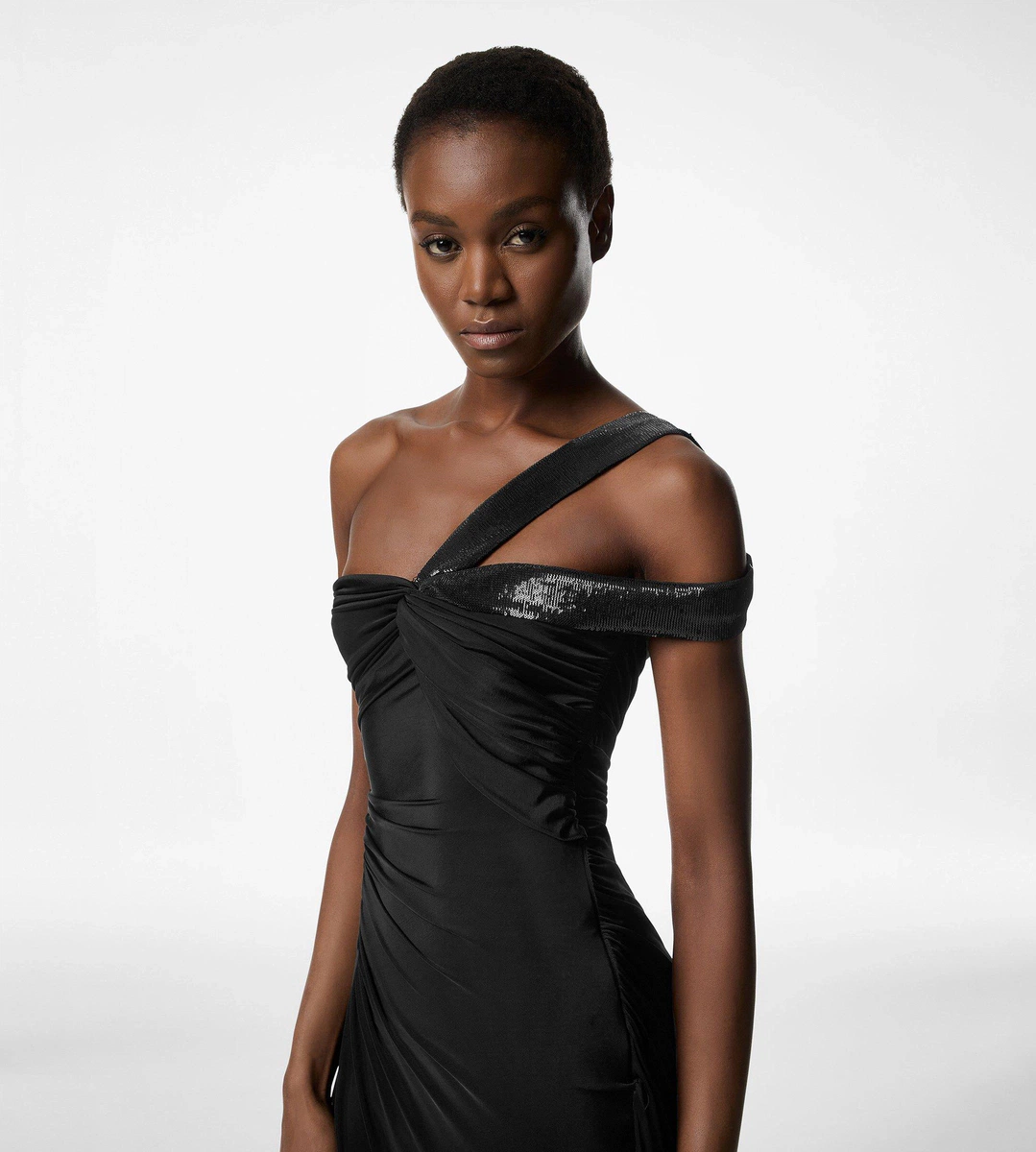 ABENDKLEID MIT EINER SCHULTER UND VERZIERTER FRONTSEITE ABENDKLEID MIT EINER SCHULTER UND VERZIERTER FRONTSEITE