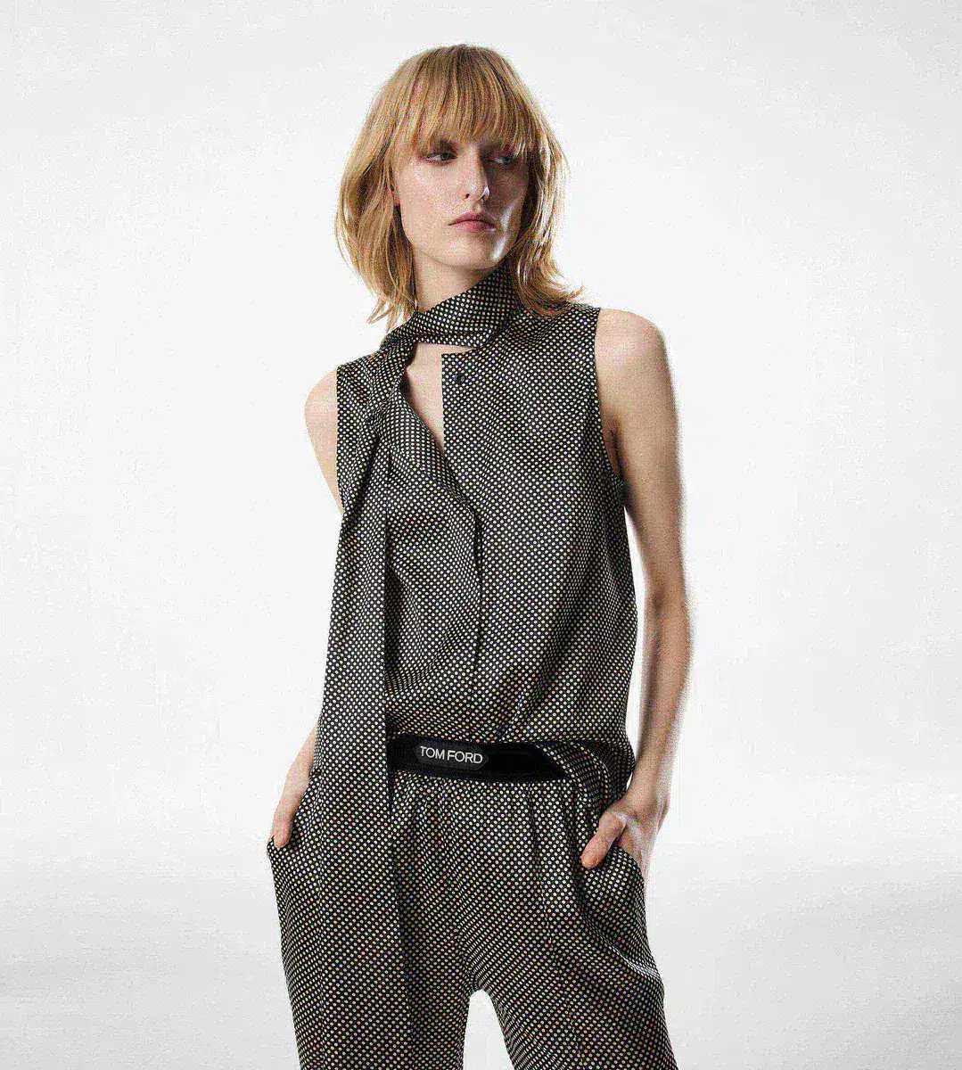 ÄRMELLOSE LAVALLIERE-SEIDENBLUSE ÄRMELLOSE LAVALLIERE-SEIDENBLUSE