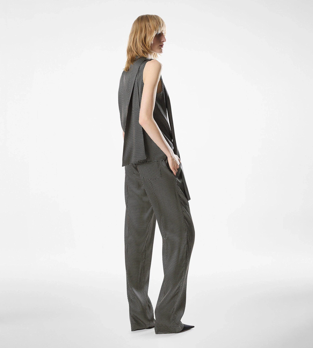 ÄRMELLOSE LAVALLIERE-SEIDENBLUSE ÄRMELLOSE LAVALLIERE-SEIDENBLUSE