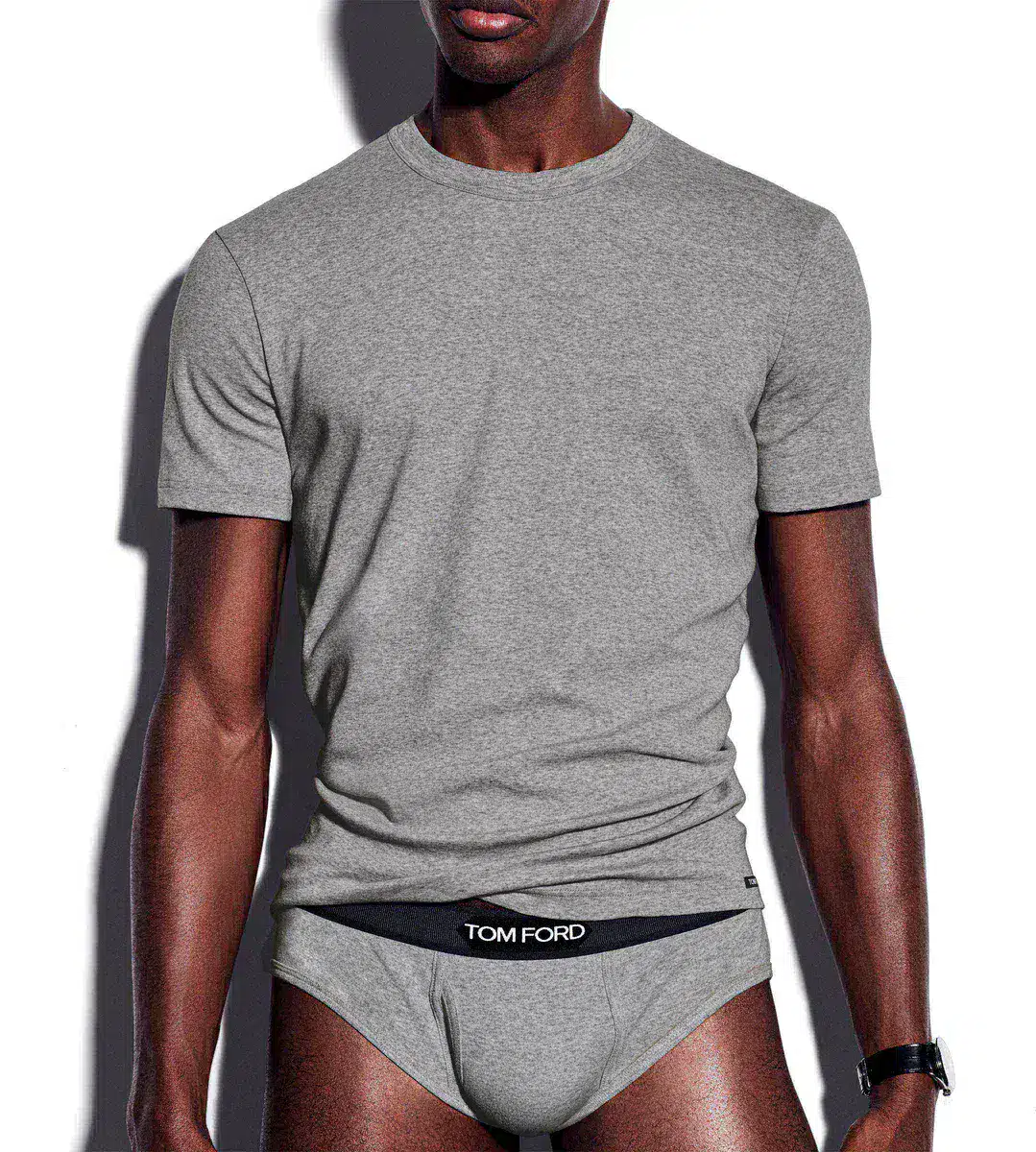 BAUMWOLL-T-SHIRT MIT RUNDHALSAUSSCHNITT BAUMWOLL-T-SHIRT MIT RUNDHALSAUSSCHNITT