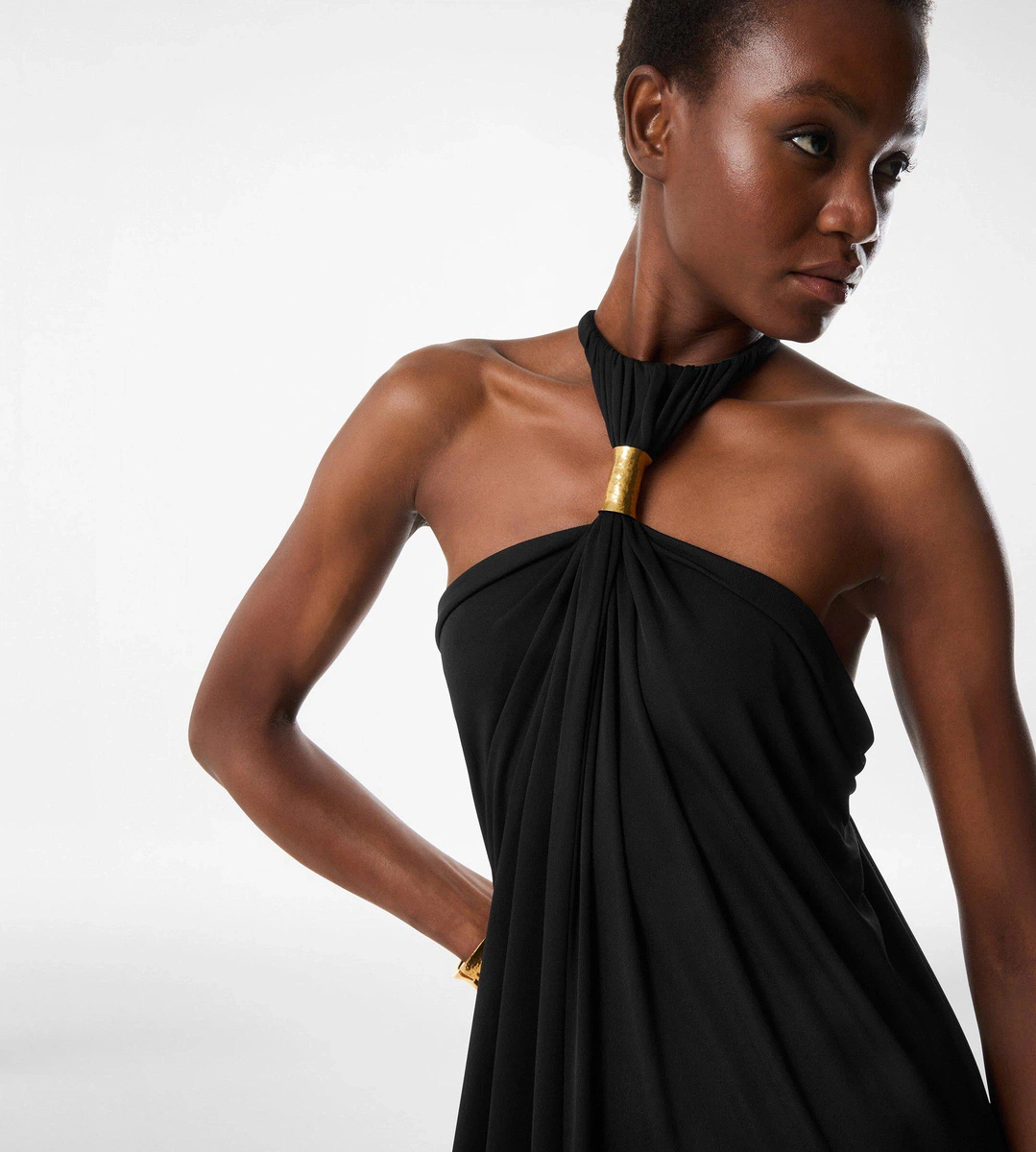Neckholder-Abendkleid mit Metallbeschlägen Neckholder-Abendkleid mit Metallbeschlägen