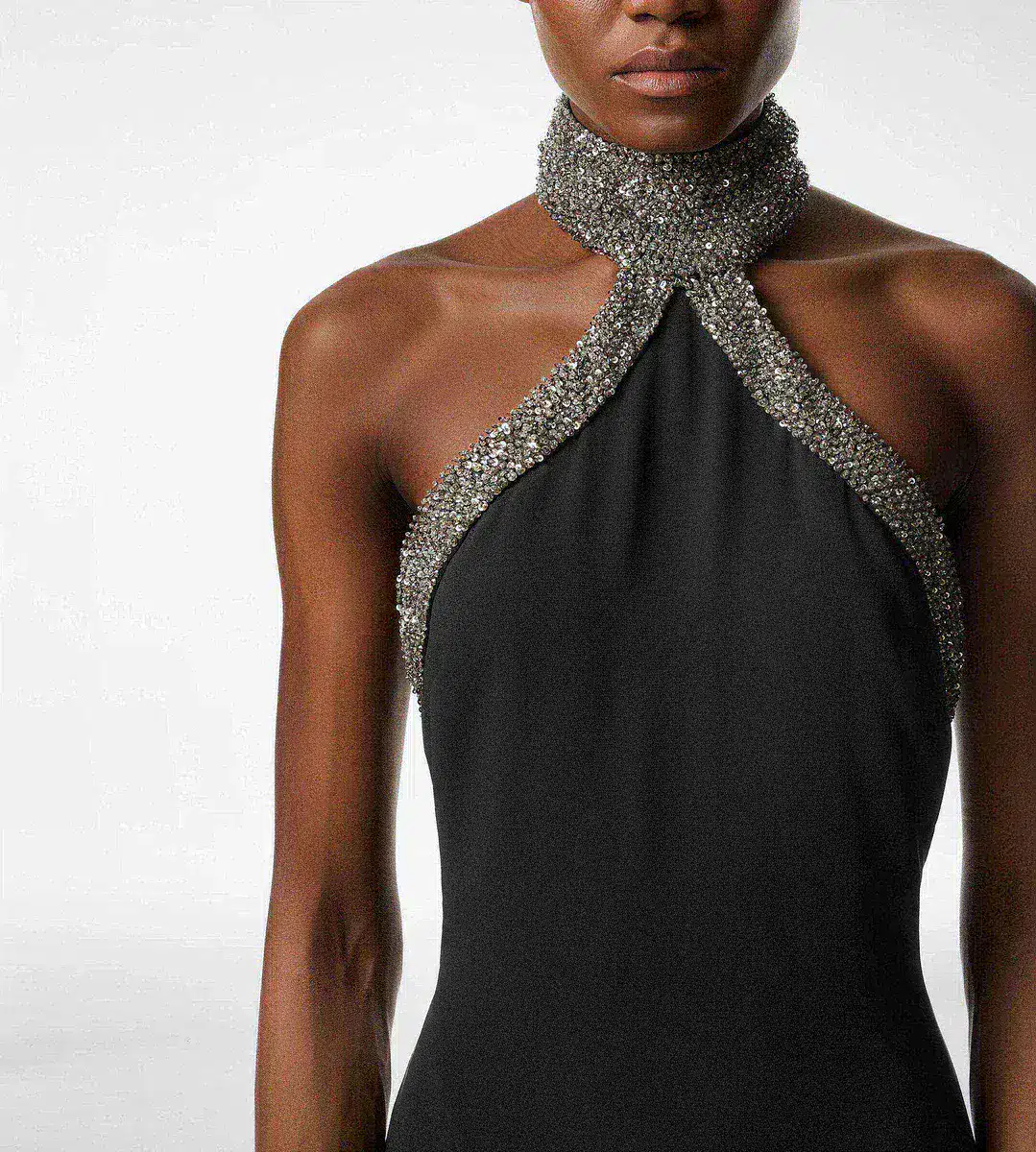 Neckholder-Abendkleid mit tiefem Seitenschlitz Neckholder-Abendkleid mit tiefem Seitenschlitz