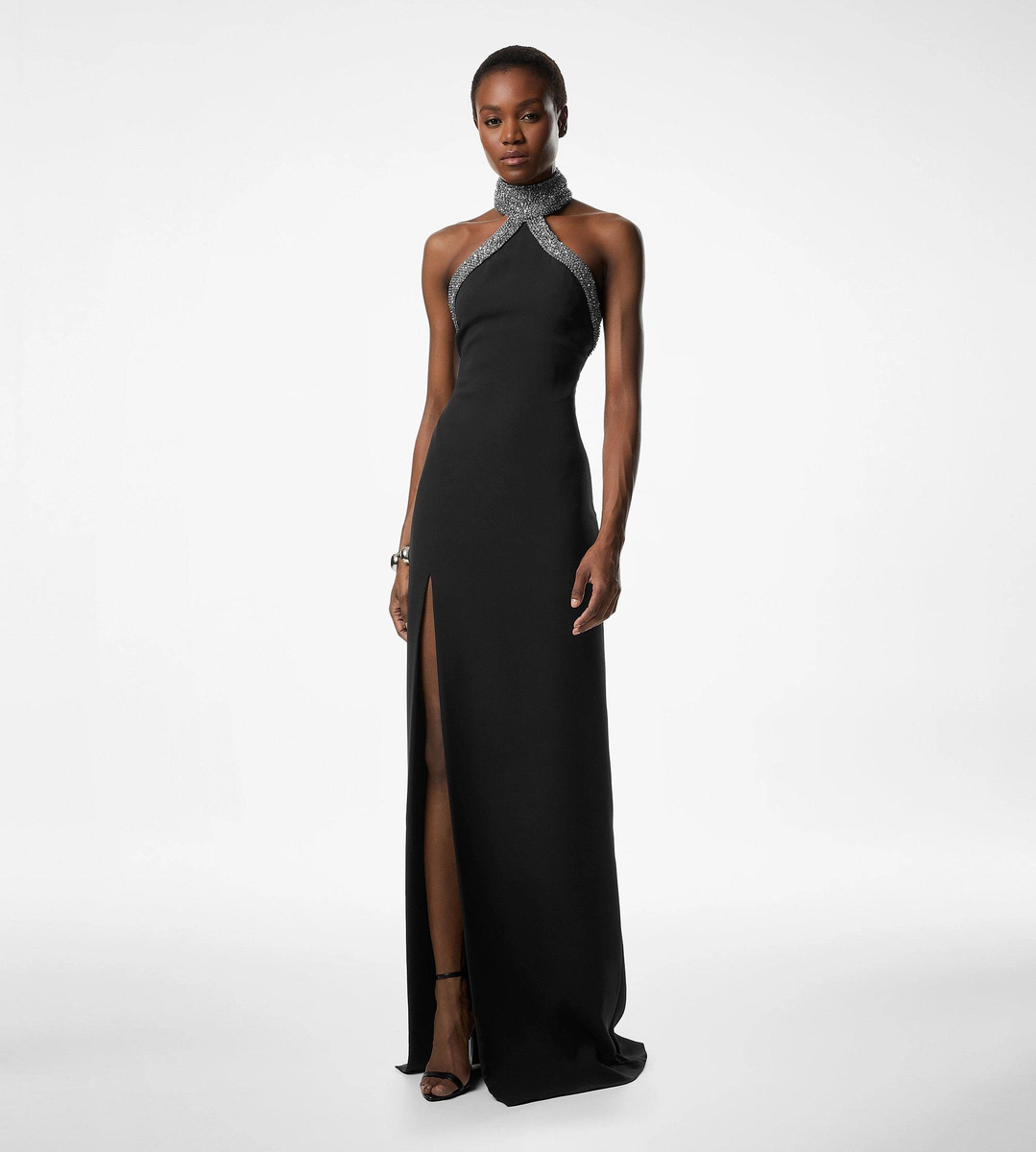Neckholder-Abendkleid mit tiefem Seitenschlitz Neckholder-Abendkleid mit tiefem Seitenschlitz