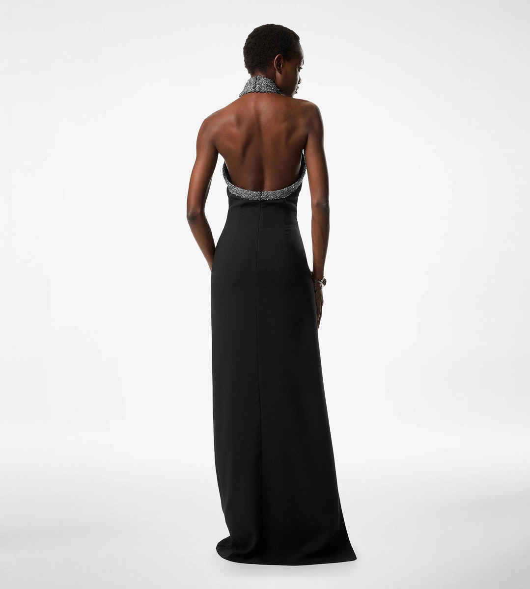 Neckholder-Abendkleid mit tiefem Seitenschlitz Neckholder-Abendkleid mit tiefem Seitenschlitz