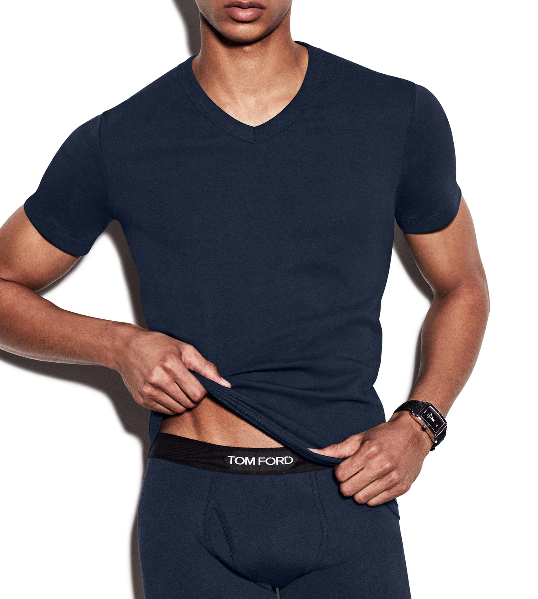 T-SHIRT AUS BAUMWOLLE MIT V-AUSSCHNITT T-SHIRT AUS BAUMWOLLE MIT V-AUSSCHNITT