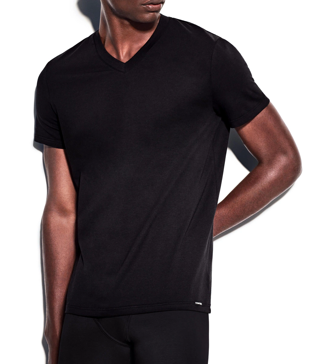 T-SHIRT AUS BAUMWOLLE MIT V-AUSSCHNITT T-SHIRT AUS BAUMWOLLE MIT V-AUSSCHNITT