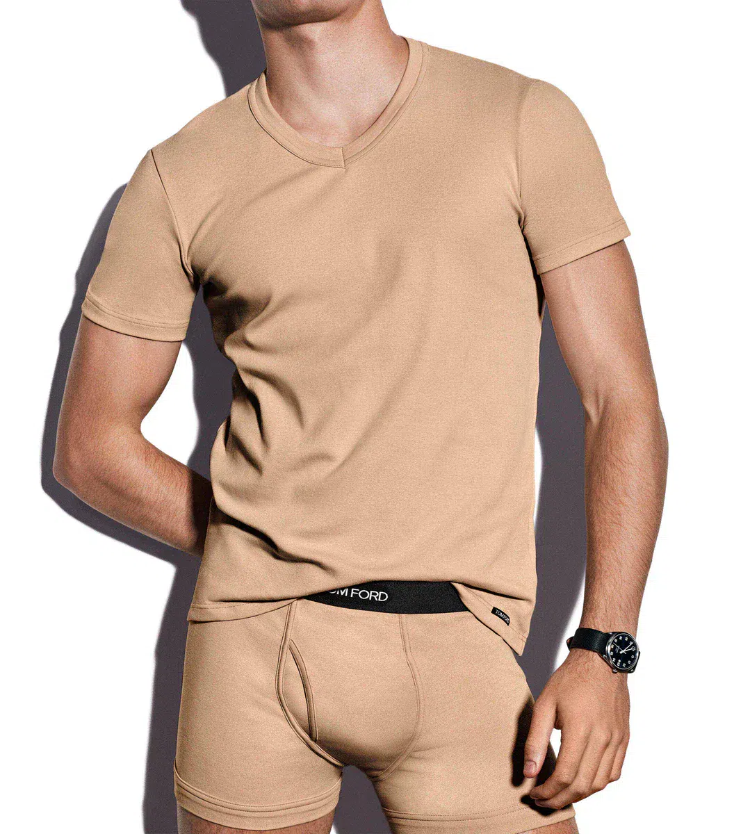 T-SHIRT AUS BAUMWOLLE MIT V-AUSSCHNITT T-SHIRT AUS BAUMWOLLE MIT V-AUSSCHNITT