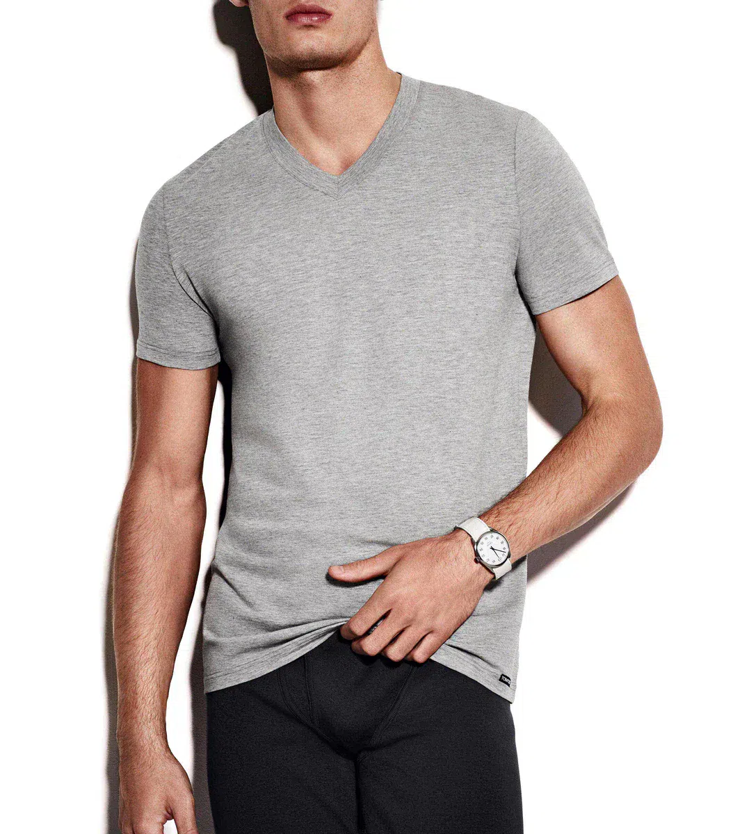 T-SHIRT AUS BAUMWOLLE MIT V-AUSSCHNITT T-SHIRT AUS BAUMWOLLE MIT V-AUSSCHNITT